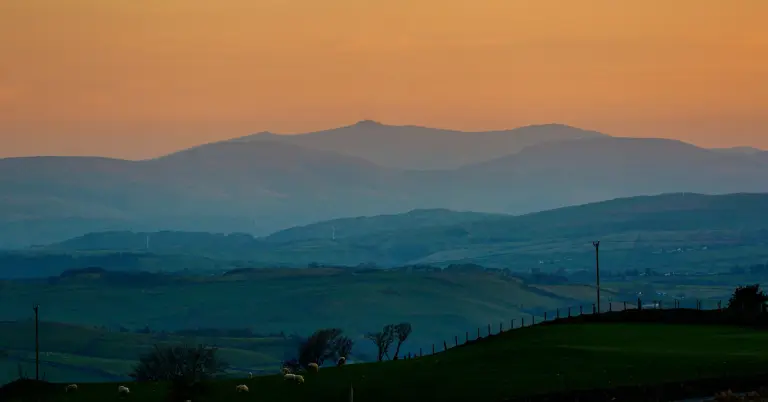 Bryniau Cymru wrth iddi nosi