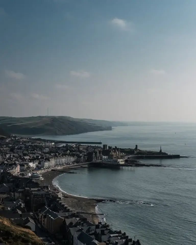 Aberystwyth oddi uchod, ar draws y bae